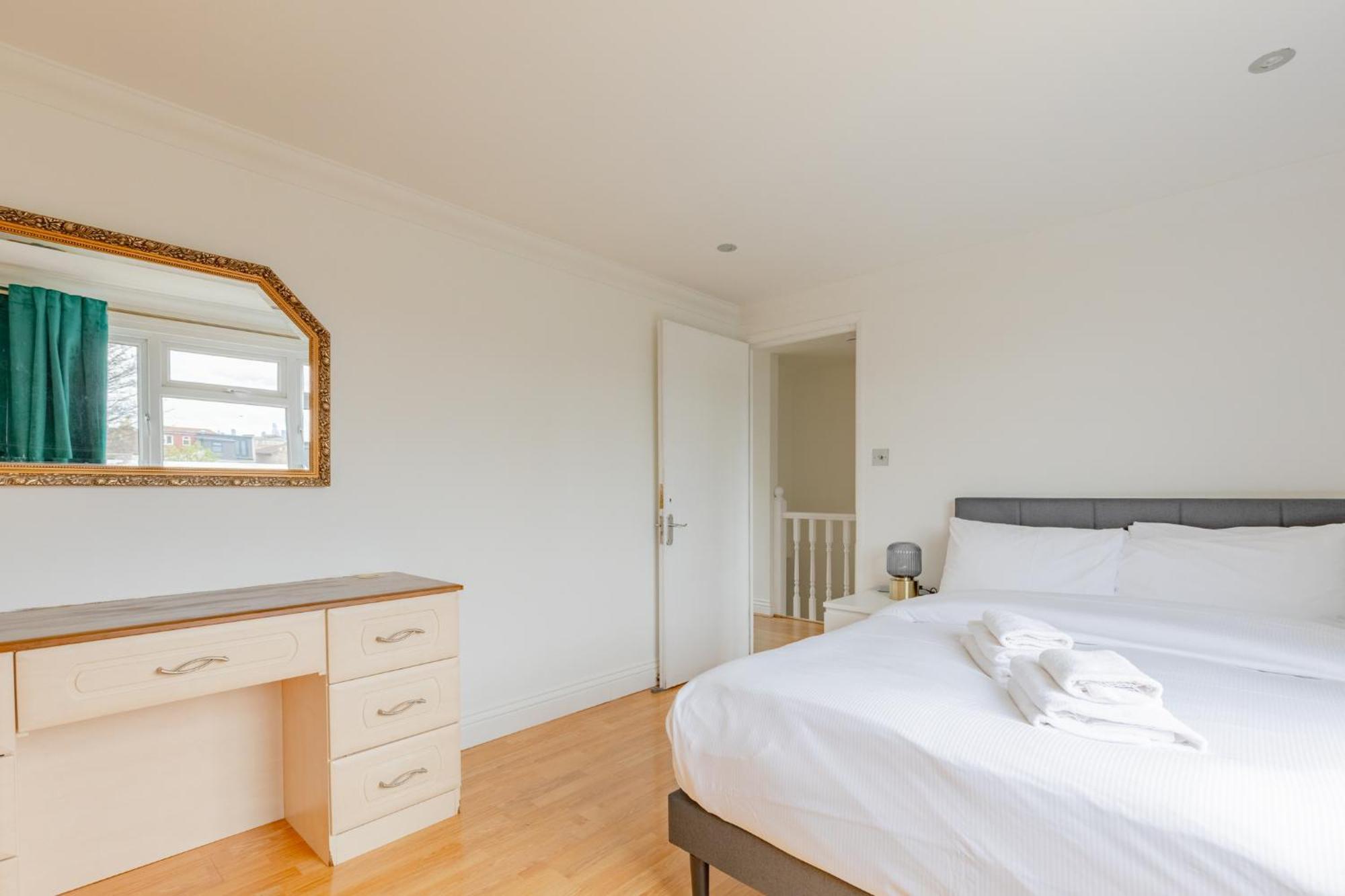 Spacious 4bd With Large Garden East * London